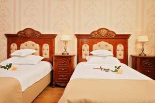 Отель Astoria Grand Hotel Орадя Двухместный номер с 2 отдельными кроватями-1